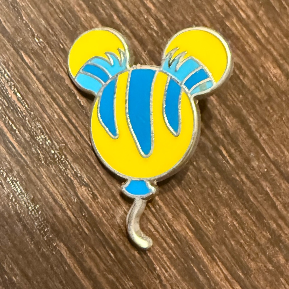 Disney Magical Mystery Pin | The littler mermaid Flounder